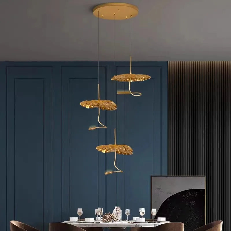 Suspension lumineuse moderne or texture feuille d'or câbles fins lumière chaude salon chambrehôtel
