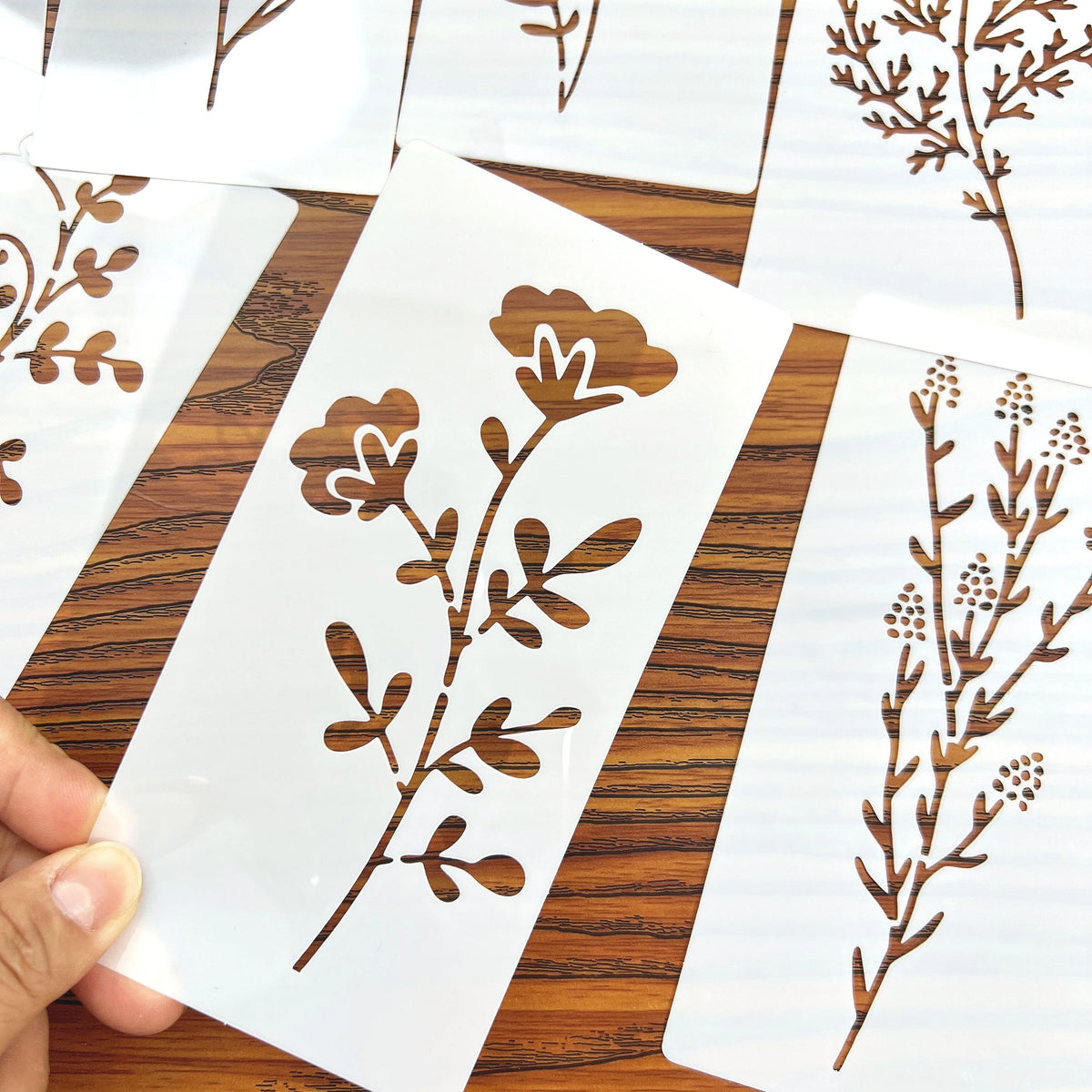 pochoirs peinture fleurs motifs végétaux feuilles branches floral rustique vintage bois tissu papier aérosol