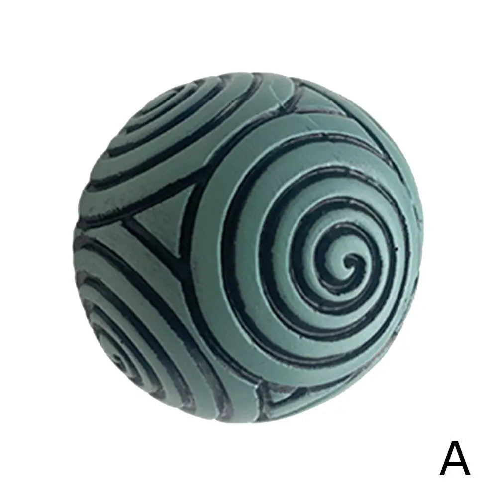boules décoratives motif gravé spirales lignes horizontales support bois salon entrée table basse