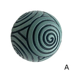boules décoratives motif gravé spirales lignes horizontales support bois salon entrée table basse