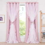 Paire de rideaux élégants en rose et blanc, idéales pour ajouter une touche de douceur et d'élégance à votre intérieur. Ces rideaux sont parfaits pour habiller vos fenêtres tout en apportant une ambiance chaleureuse et romantique à votre salon ou chambre à coucher. Décoration intérieure chic et moderne.