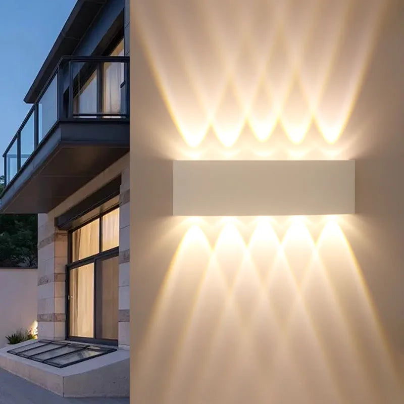 Vue de côté de l'applique murale LED montrant son design moderne