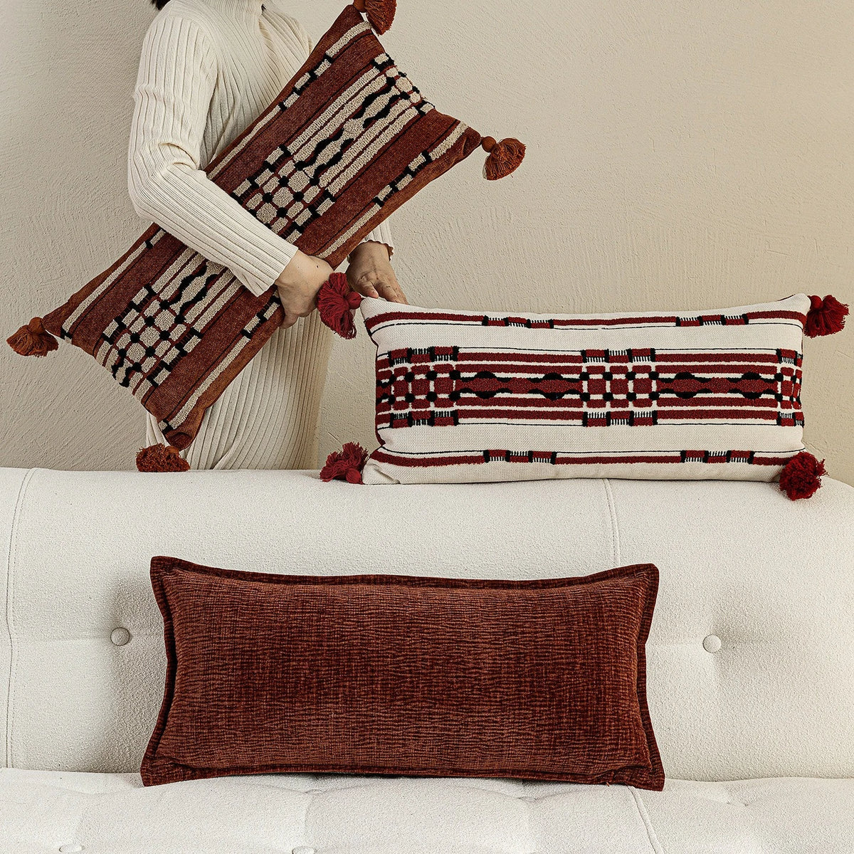 housse coussin lombaire géométrique boho chic marron noir pompons décorative canapé voiture 30x65cm polyester