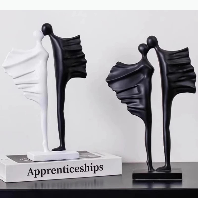 décoration moderne sculpture couple enlacé noir blanc abstrait minimaliste base carrée