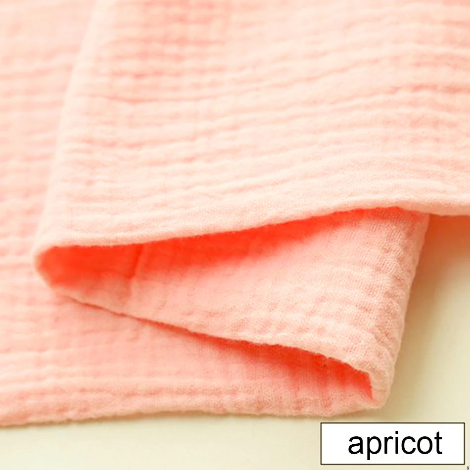 Un tissu doux et texturé dans une couleur apricot aux nuances chatoyantes.