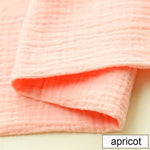 Un tissu doux et texturé dans une couleur apricot aux nuances chatoyantes.