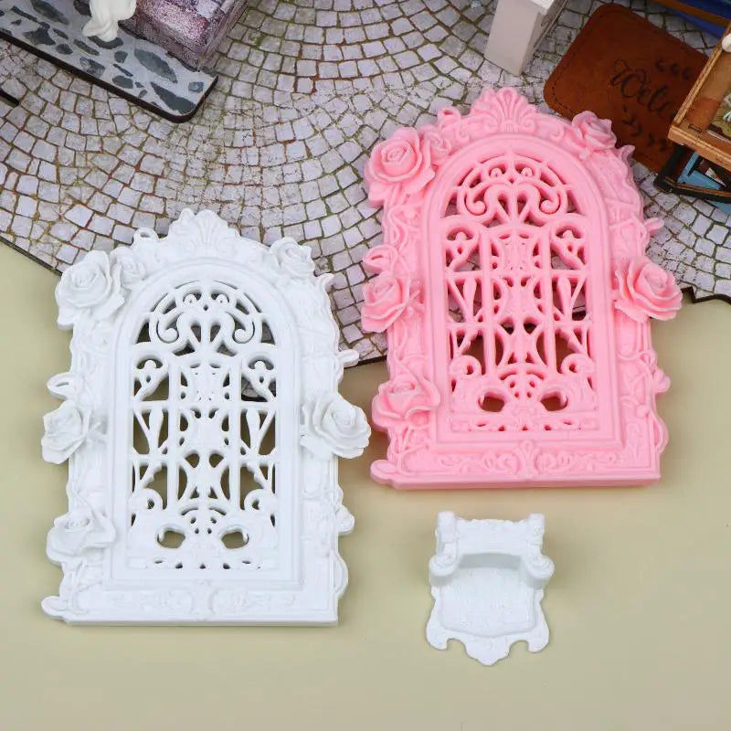 plaque decorative murale baroque ornements floraux rose clair support mural blanc ajouré vintage
