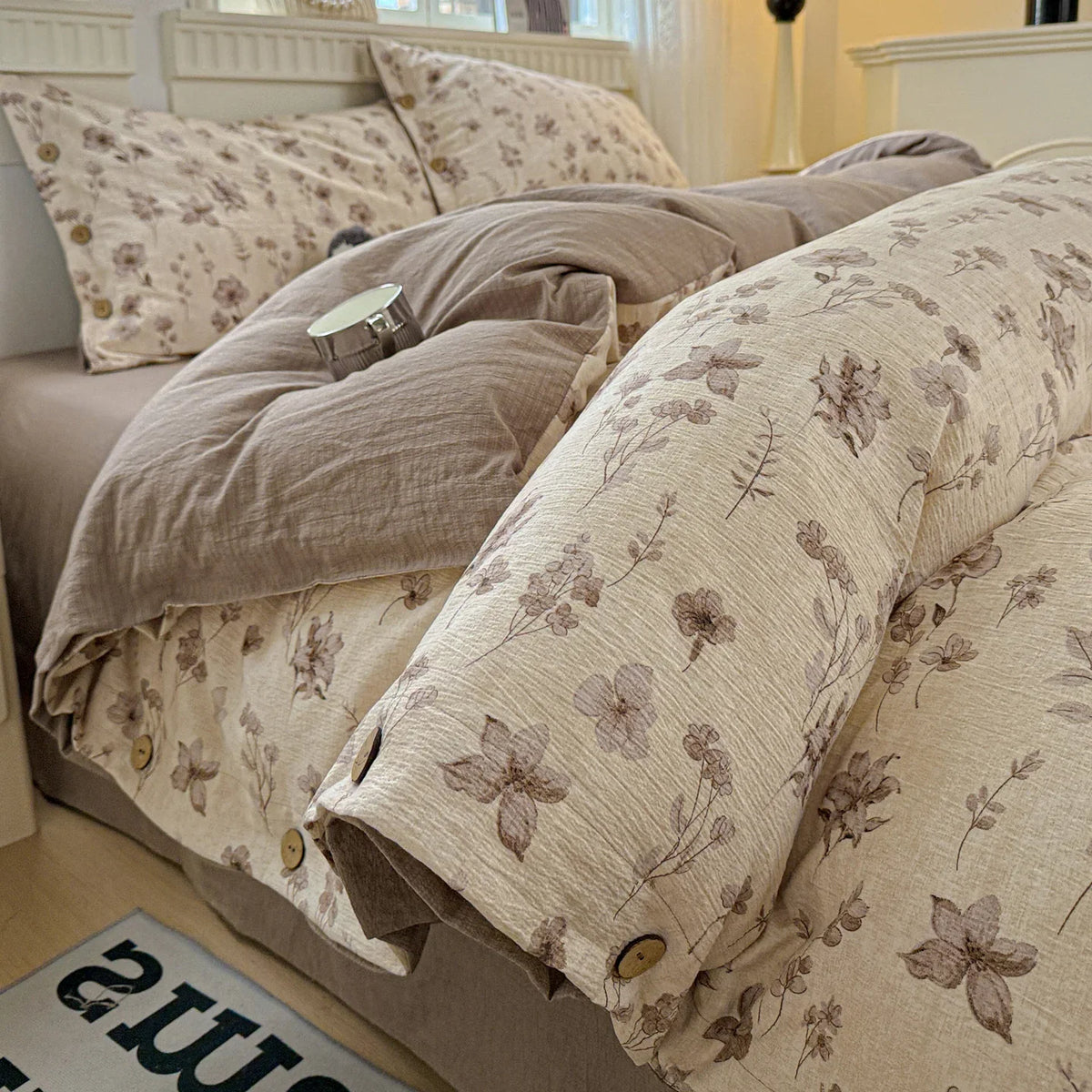 Détail motif floral sur housse de couette