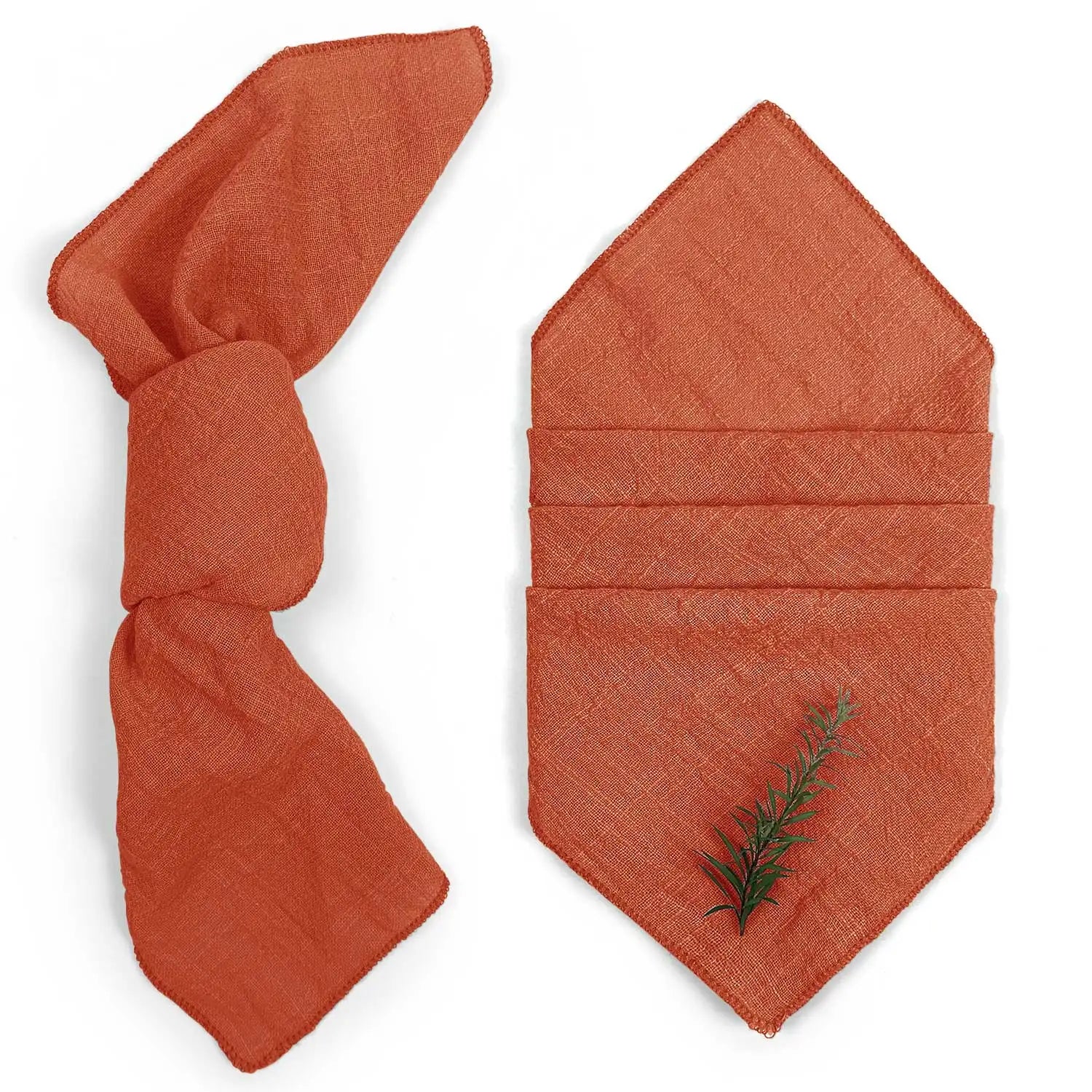 Un foulard en lin bordeaux orné d'un motif végétal brodé offrant un accent décoratif élégant.