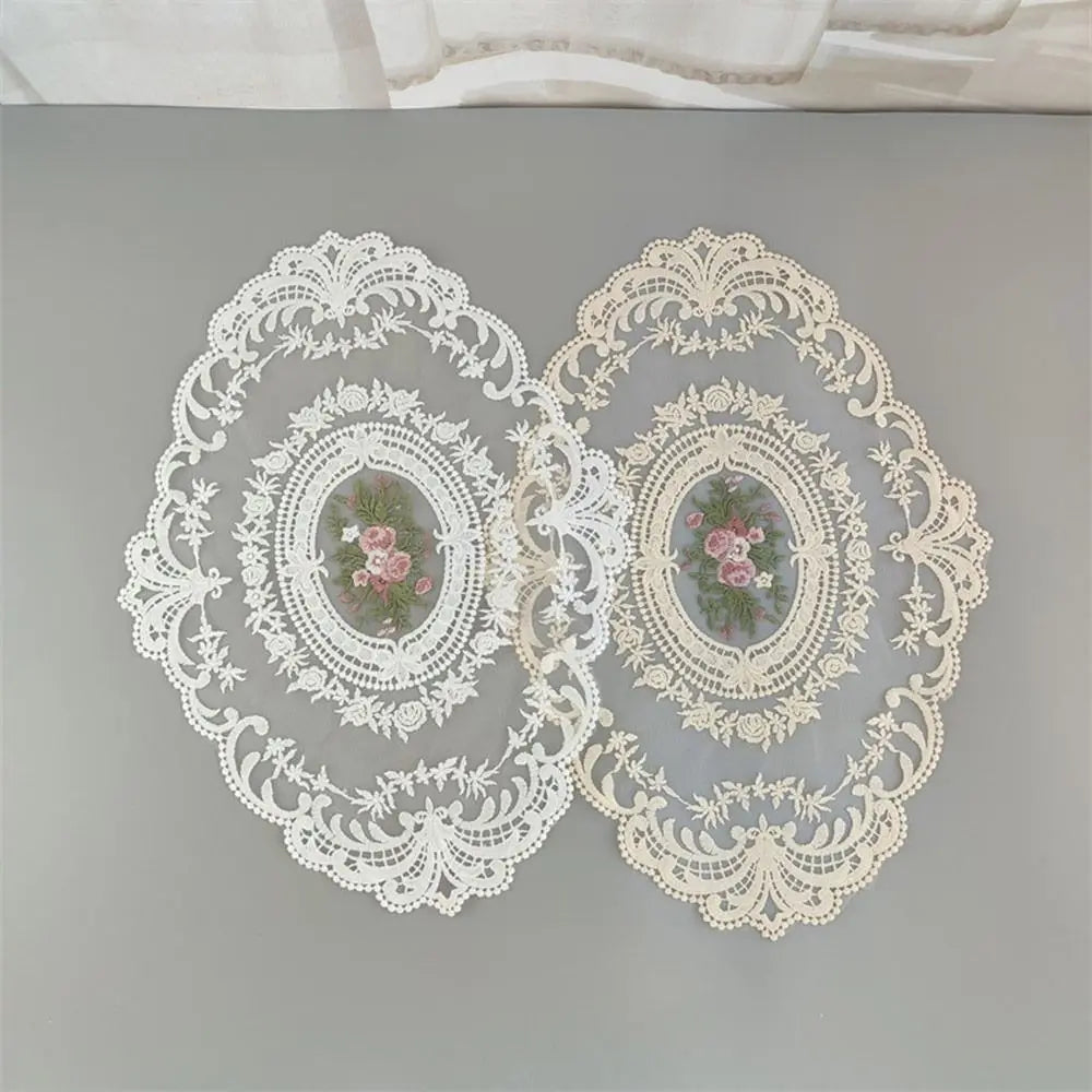 serviettes table brodées florales blanc rose pâle vintage romantique tissu dentelle moderne
