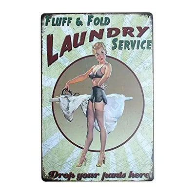 Panneau métallique vintage chic en aluminium blanc accroché sur un mur de salon