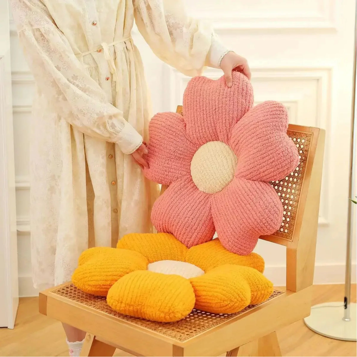 coussin décoratif fleurs stylisées orange vert moderne canapé chaise table maison