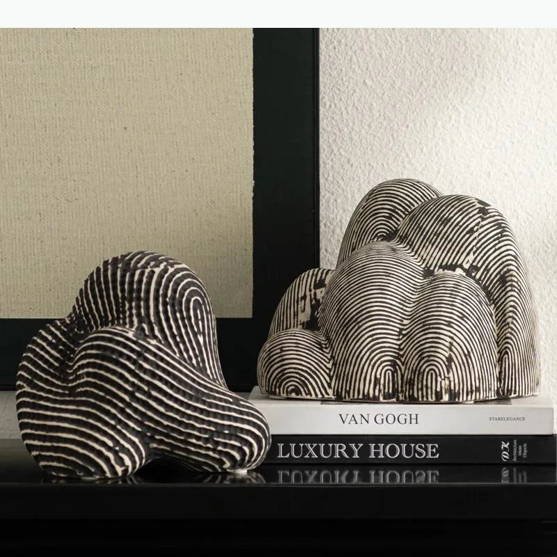 décoration sculpture abstraite moderne noir or texture rugueuse minimaliste lignes horizontales ornement esthétique