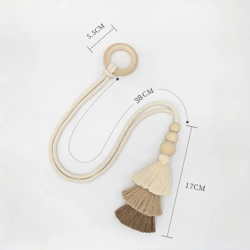 boucles rideau bois pompons tissus beiges marrons boho chic anneaux décoration maison