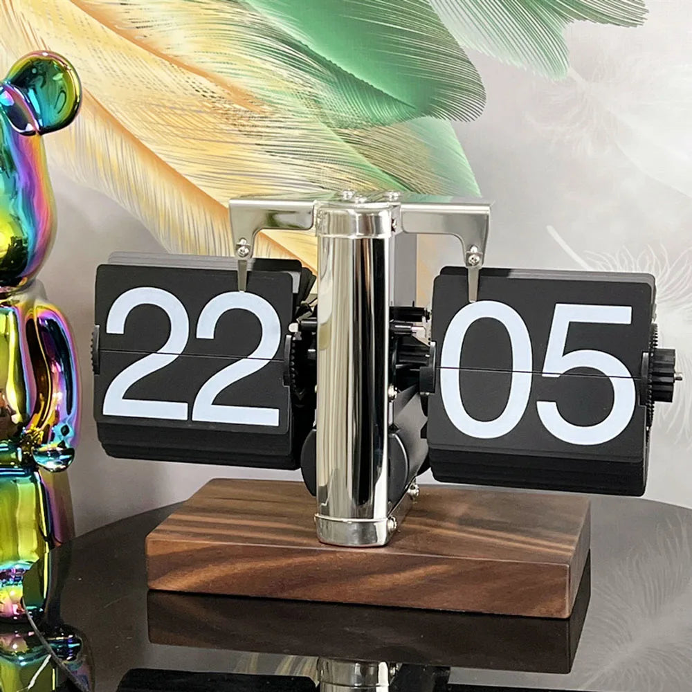 horloge flip numérique carrée vintage chiffres blancs fond noir base bois