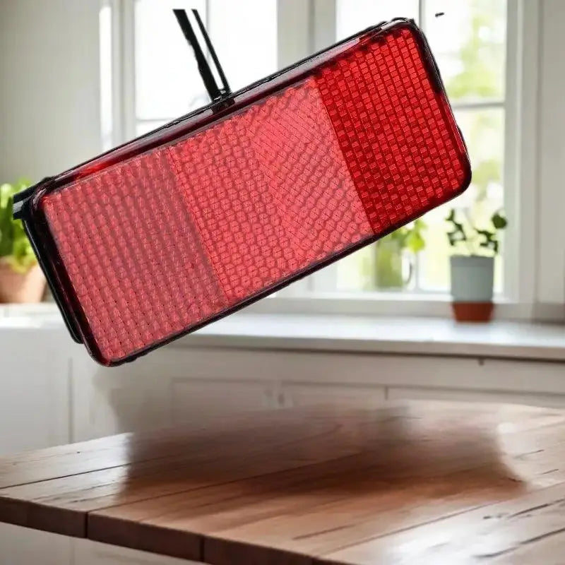 panier arrière vélo panneau lumineux rouge grille métallique industrielle fixations métalliques sac dos tapis