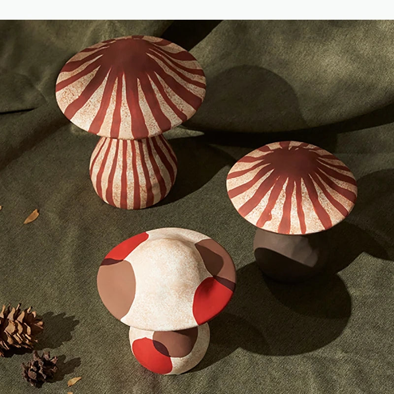 décoration moderne figurines champignons rayures abstraites couleurs variées beige rouge marron