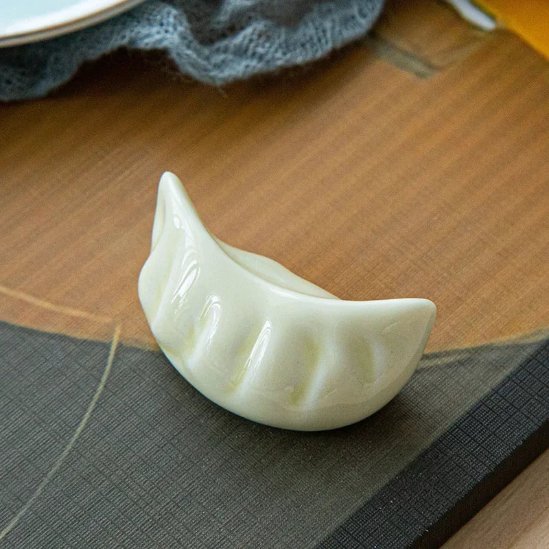 porte baguettes céramique forme ravioli blanc crème vert pâle minimaliste asiatique plis texture