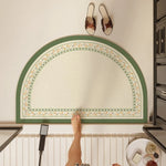 Miroir décoratif de style vintage avec un motif floral sur le bord et des pantoufles posées au-dessus.