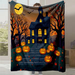 Une maison hantée à la tombée de la nuit, sous la pleine lune, avec des citrouilles illuminées sur les marches, évoquant l'esprit d'Halloween.