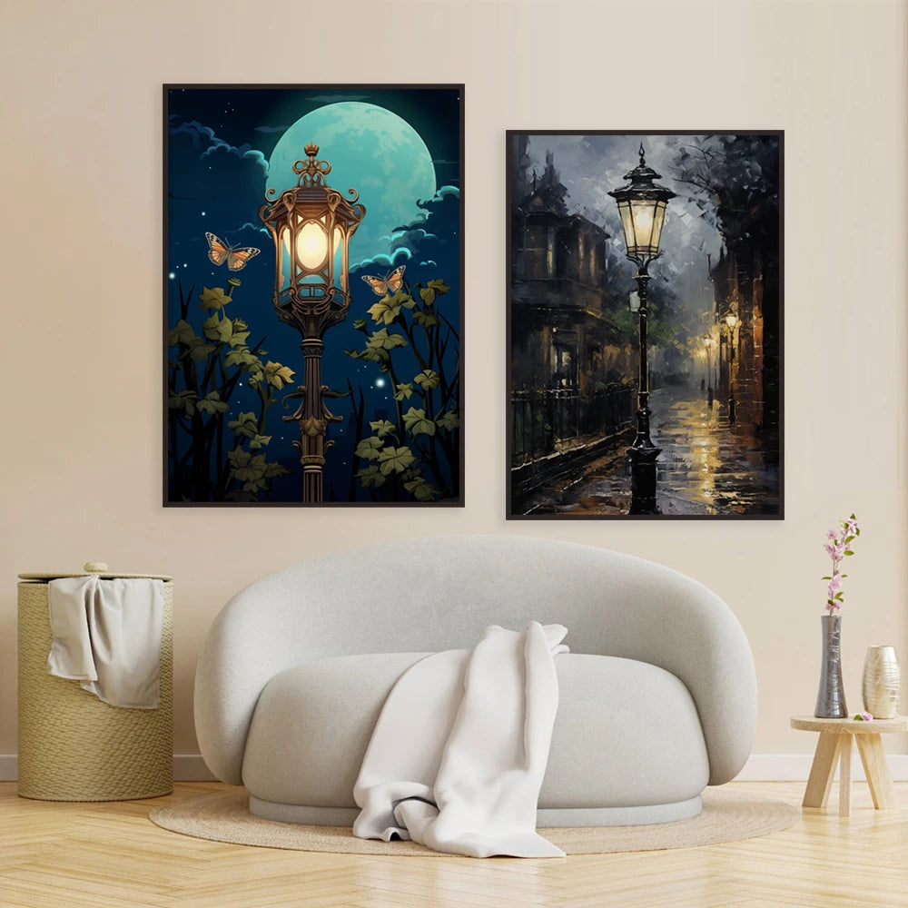 Une scène fantastique avec une lampe de rue illuminant une allée sous une lune éclatante, accompagnée d'une autre scène avec un lampadaire vintage dans un paysage nocturne.