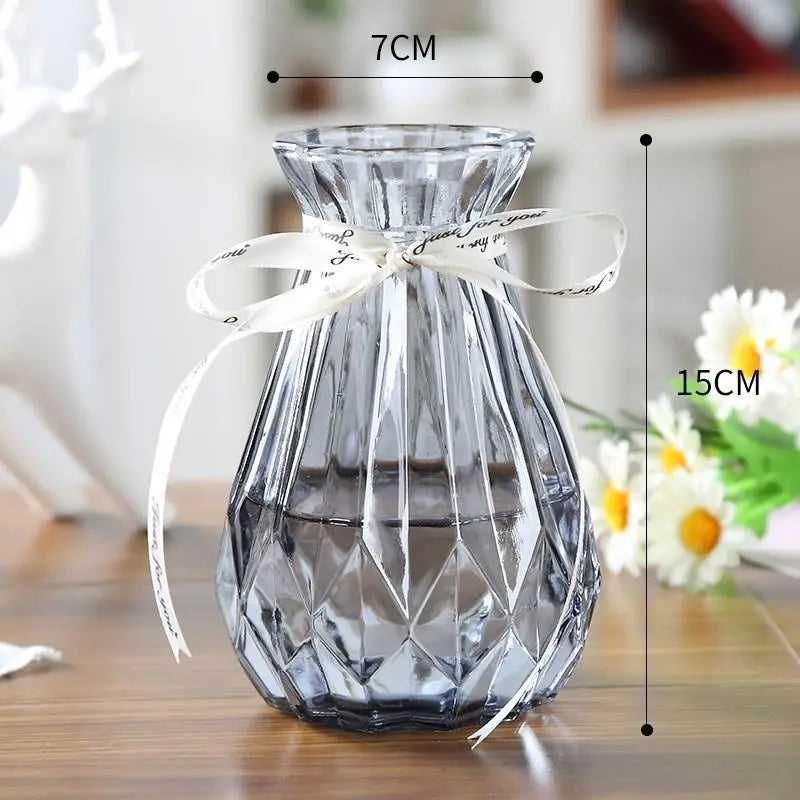 vases modernes élégants couleurs bleu violet rose facettes rayures opaques décoration intérieure arrangement fleurs