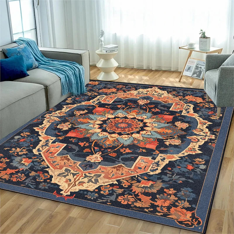 Tapis élégant avec motif floral coloré dans des tons orange, bleu et noir, placé sur un sol en bois clair dans un salon accueillant.