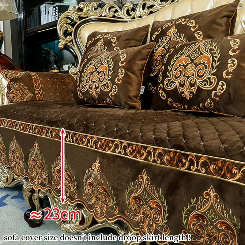 Une splendide assise de canapé de style baroque, ornée de motifs floraux dorés sur un fond brun soyeux, apportant une touche d'opulence et d'élégance à l'espace.