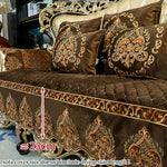 Une splendide assise de canapé de style baroque, ornée de motifs floraux dorés sur un fond brun soyeux, apportant une touche d'opulence et d'élégance à l'espace.