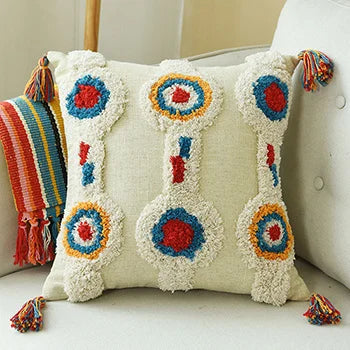 coussins decoratifs boheme ethnique motifs geometriques couleur beige rouge bleu orange rose jaune franges