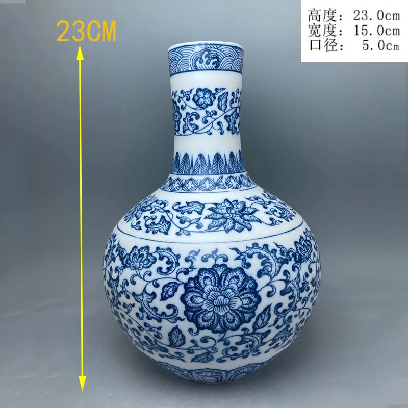 Un élégant vase décoratif en porcelaine bleu et blanc, orné de motifs floraux et de végétation stylisés, représentant la beauté de l'artisanat traditionnel chinois.