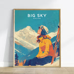 Une femme avec des skis profite de la vue panoramique des montagnes enneigées dans le parc national de Big Sky, dans le Montana.