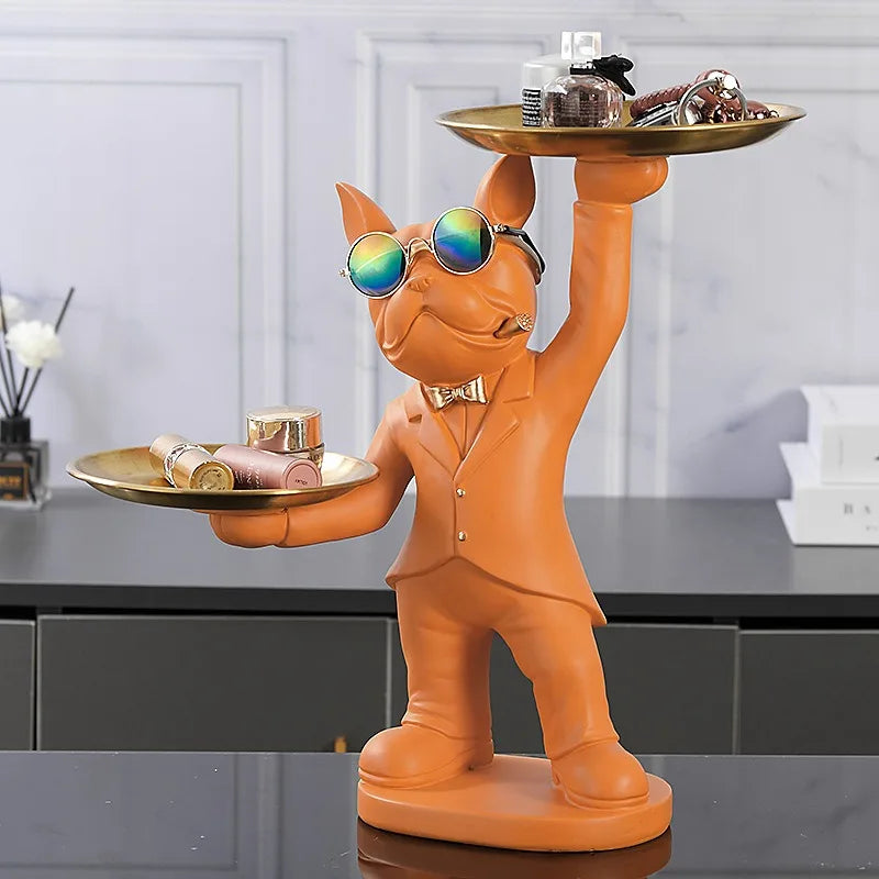 Statue bouledogue utilisée comme vide-poches sur une table