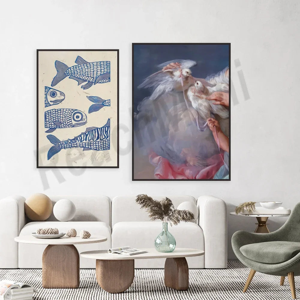 Cette image présente une composition murale avec deux encadrés. L'un contient un design graphique de poissons bleus, tandis que l'autre présente une photographie d'un oiseau en vol dans des tons rosés et bleus. La pièce est meublée de canapés blancs, de tables basses en bois et d'un fauteuil gris, créant une ambiance apaisante et sophistiquée.
