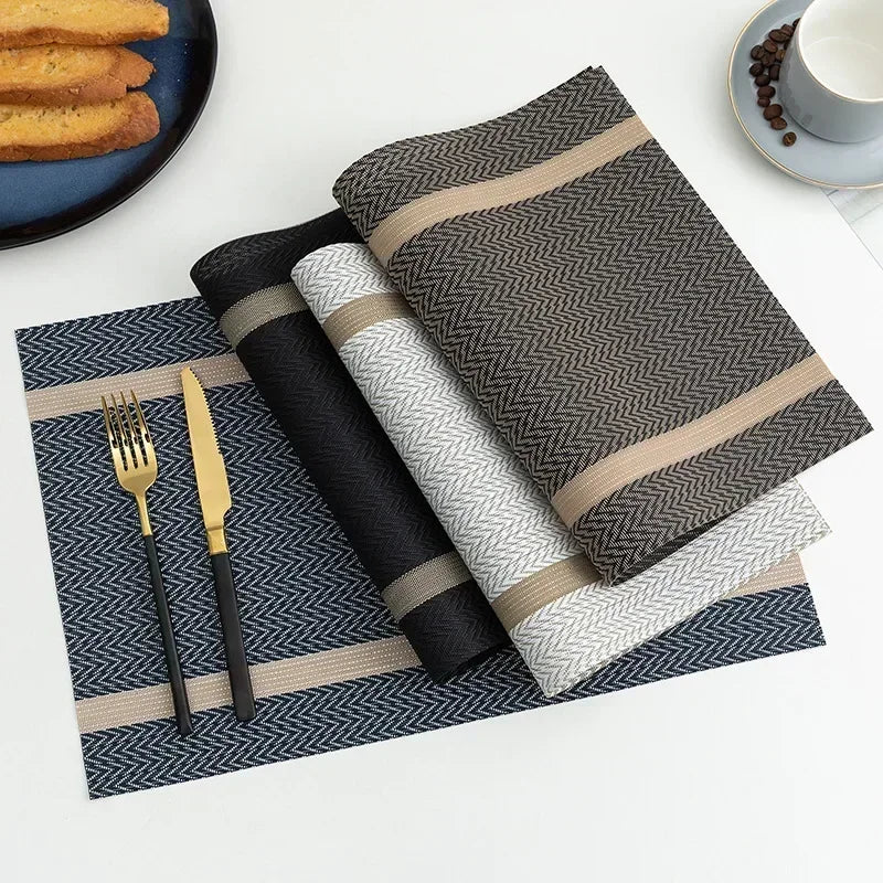 Set de table lavable PVC durable en couleur prune sur une table en bois