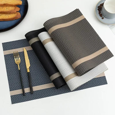 Set de table lavable PVC durable en couleur prune sur une table en bois