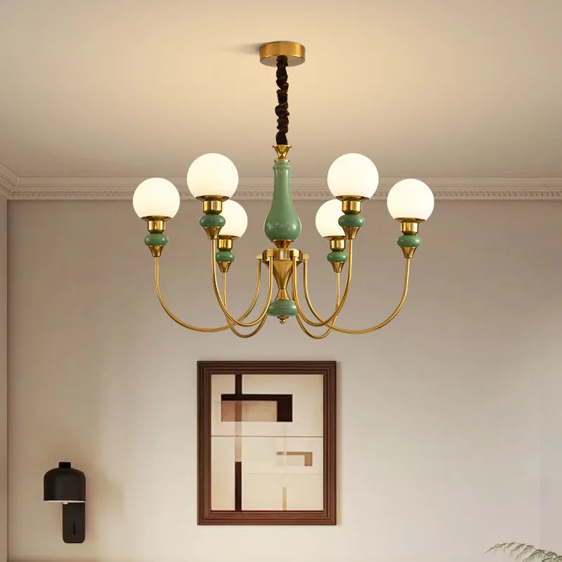 Chandelier classique vert doré globes blancs élégant chambre salon