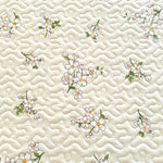 couvre lit floral 200x230cm beige fleurs blanches texture relief classique doux