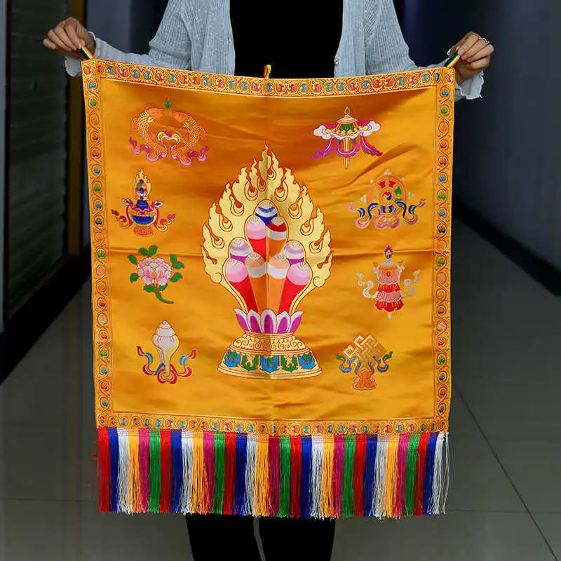 drapeau tibétain decoratif motifs bouddhistes rouge jaune franges multicolores opacite variable traditionnel