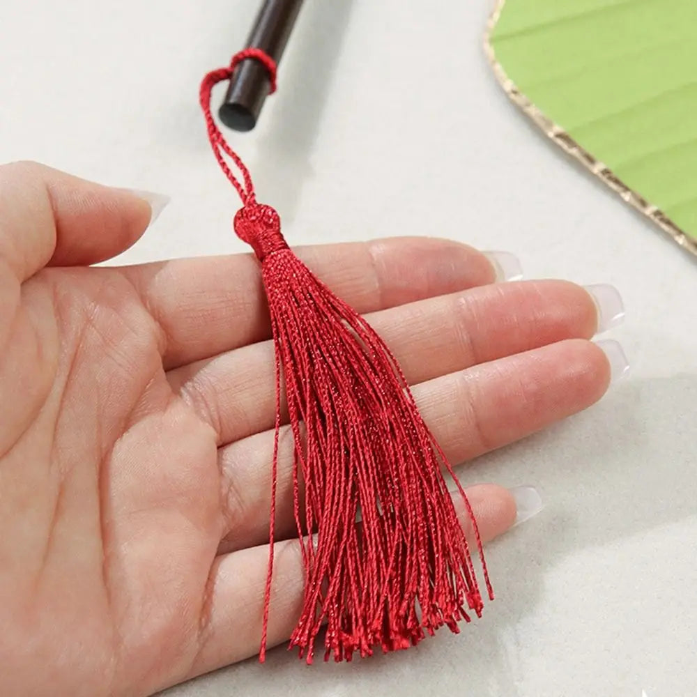 éventail traditionnel classique élégant papier fin motifs floraux poignée bois tassel rouge vert clair