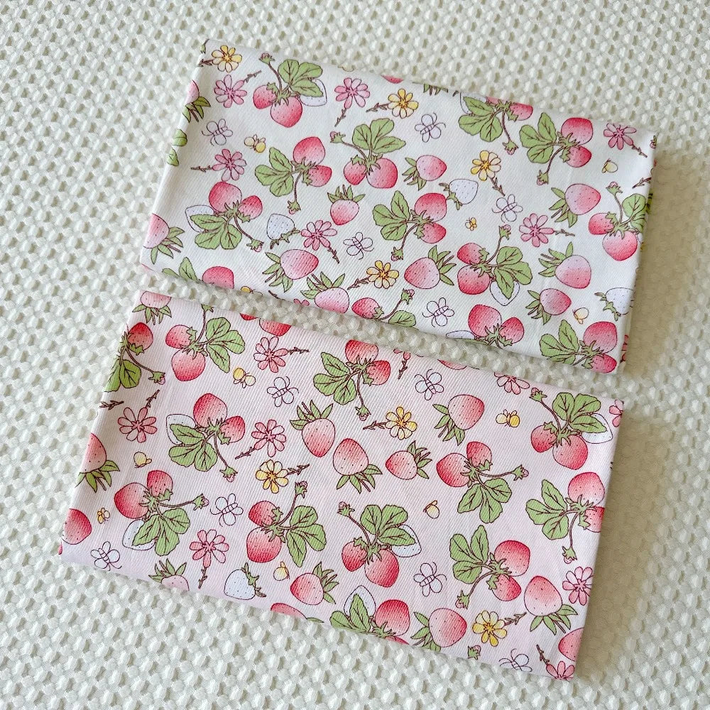 tissu coton imprimé fraises fleurs rouge vert blanc floral 160cm confection draps nappes rideaux