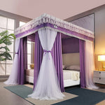 Cette image montre un lit à baldaquin luxueux avec des rideaux et une literie de couleur violette, créant une atmosphère élégante et intime dans une chambre.
