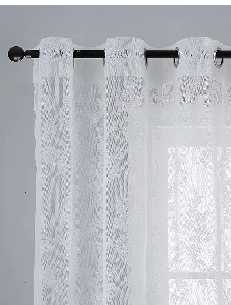 rideaux voilage floral dentelle translucide blanc vintage champêtre décoration intérieure tringle métallique noire chambre