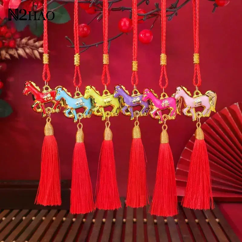 décoration murale pendentif artisanal chevaux franges anneaux métalliques rouge doré bleu violet rose jaune