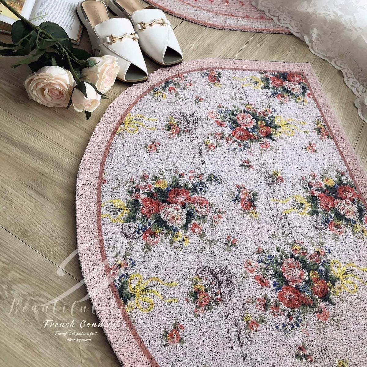 tapis rond antidérapant floral ange rose couleurs vives texture granuleuse vintage français porte chambre