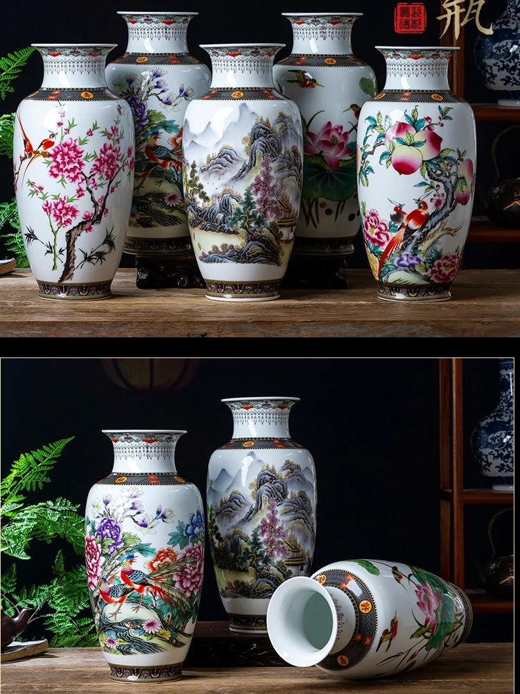 Une collection de vases en porcelaine blanche ornés de scènes florales et paysagères traditionnelles chinoises, créant une atmosphère de beauté et d'artisanat raffiné.
