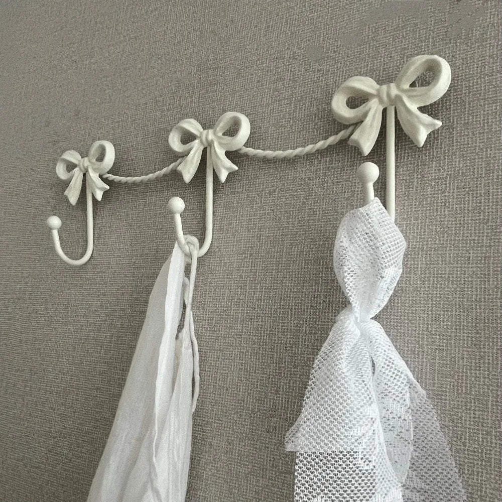porte serviettes vintage rose ruban décoratif serviettes blanches rose jouets bébé