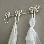 porte serviettes vintage rose ruban décoratif serviettes blanches rose jouets bébé