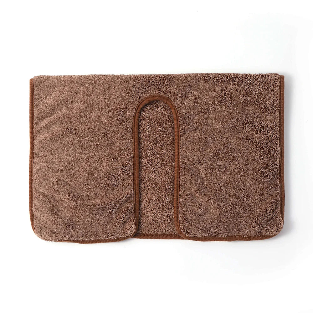 Tapis de bain brun doux et confortable avec anse en coton.
