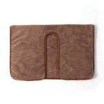 Tapis de bain brun doux et confortable avec anse en coton.